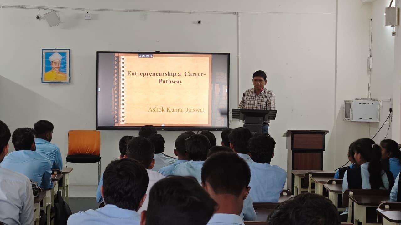 आज युवाओं के लिए स्टार्ट-अप व नवाचार के क्षेत्र में अपार संभावनाएं :प्राचार्य