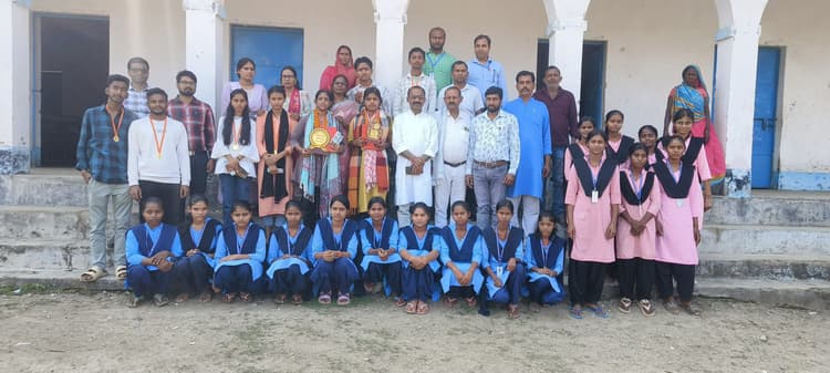 विद्यालय में समारोह  आयोजित  कर मेधावी छात्राओं का हुआ सम्मान