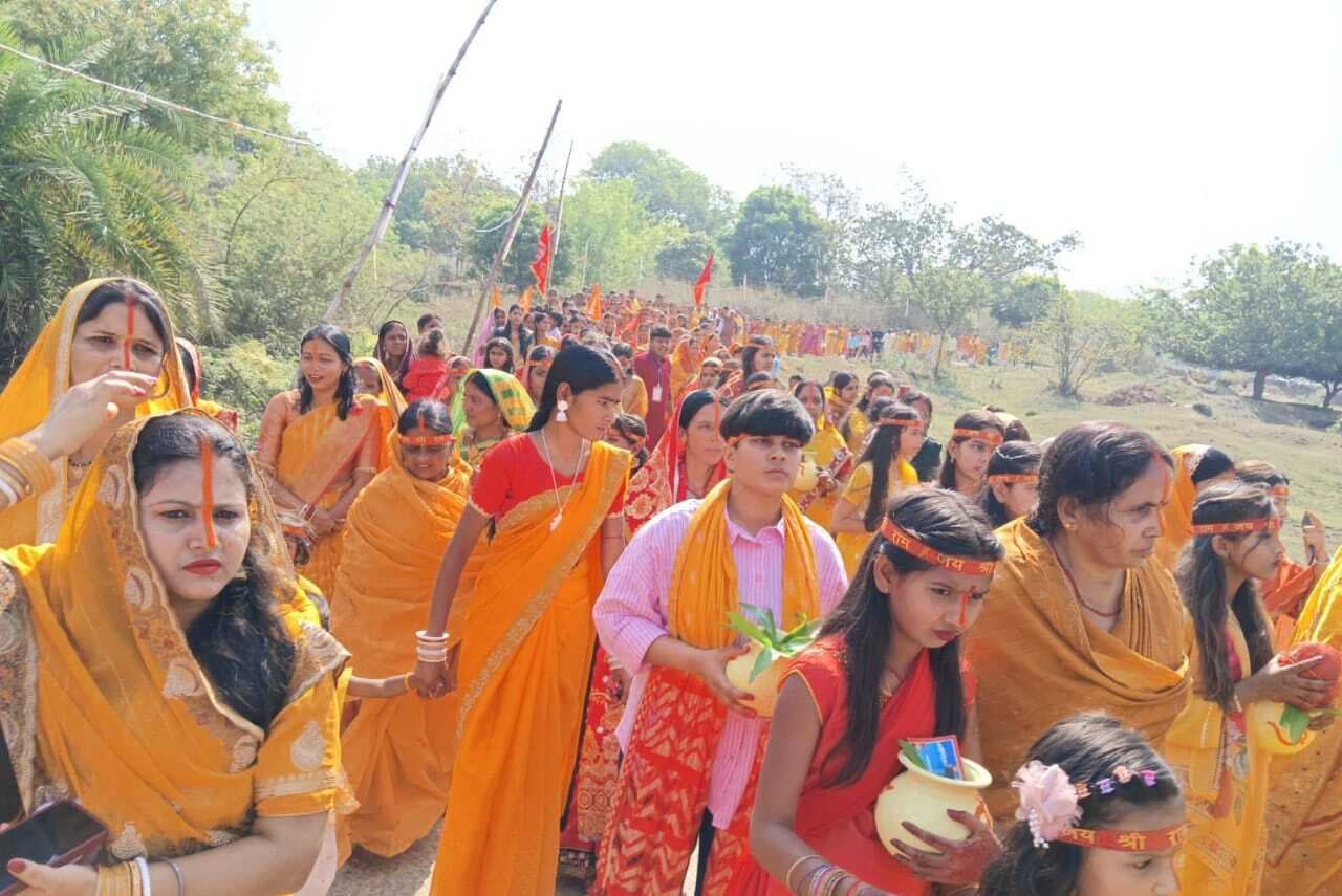 प्राण-प्रतिष्ठा के लिए निकाली गयी कलश यात्रा