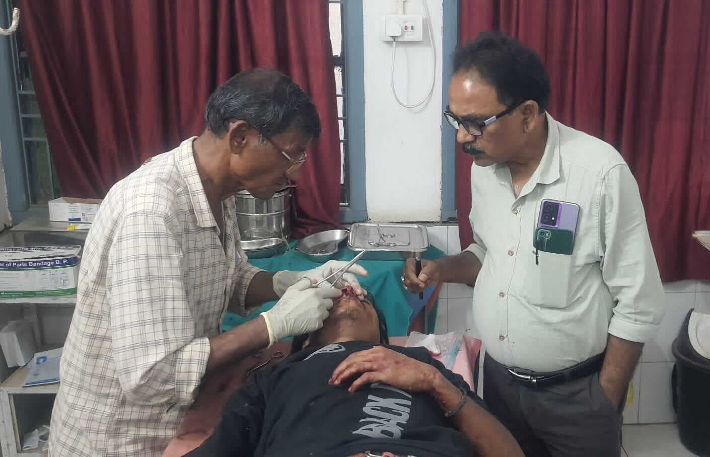 अनियंत्रित ऑटो की टक्कर से बाइक सवार तीन युवक घायल