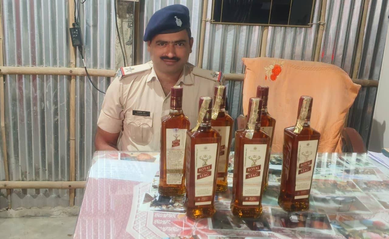 दूध क ड्रम में छिपाकर रखे छह बोतल शराब बरामद