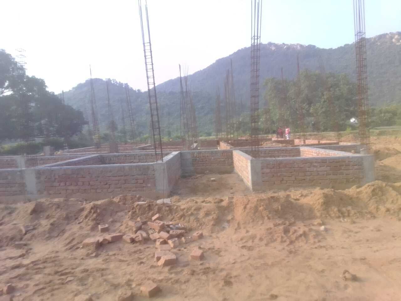 संवेदक की लापरवाही से अधर में लटका पंचायत भवन, लोगों में आक्रोश