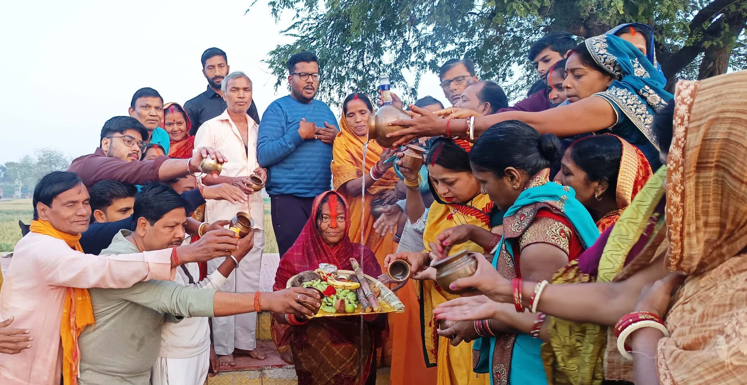 उदीयमान सूर्य को अर्घ अर्पित करने के साथ चार दिवसीय महापर्व छठ संपन्न