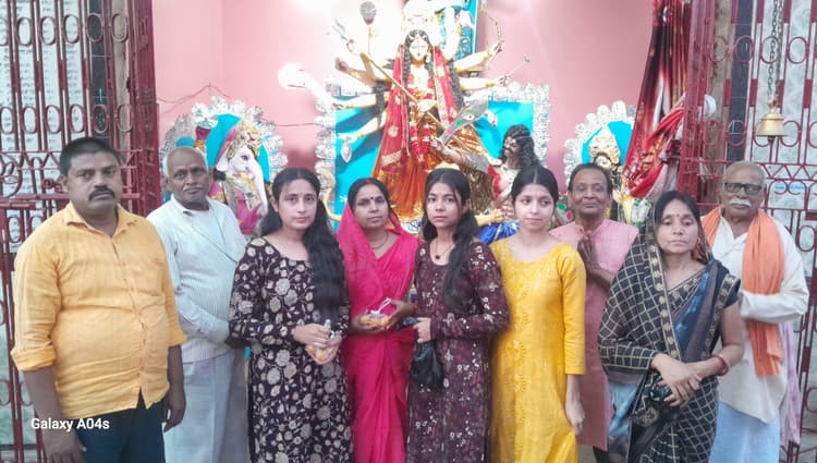 मंदिर के पट खुलते ही उमड़ी श्रद्धालुओं की भीड़, मां के जयघोष से गूंजा पंजवारा