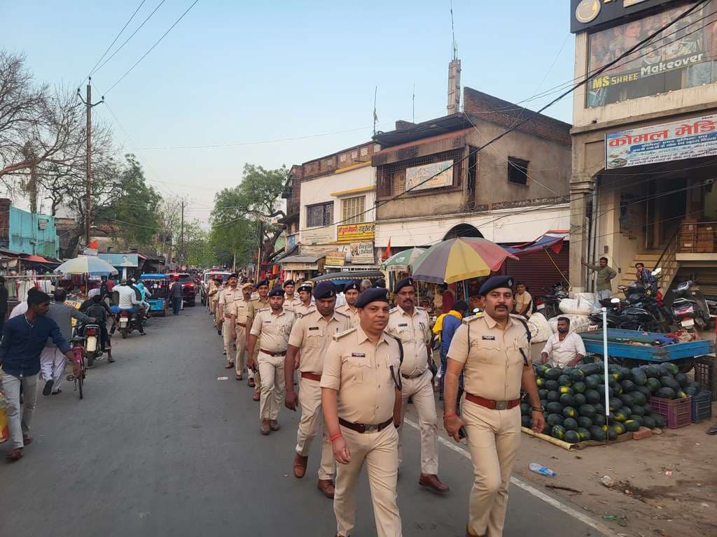 रामनवमी को लेकर अलर्ट, पुलिस ने किया फ्लैग मार्च, शांतिपूर्ण पर्व मनाने की अपील