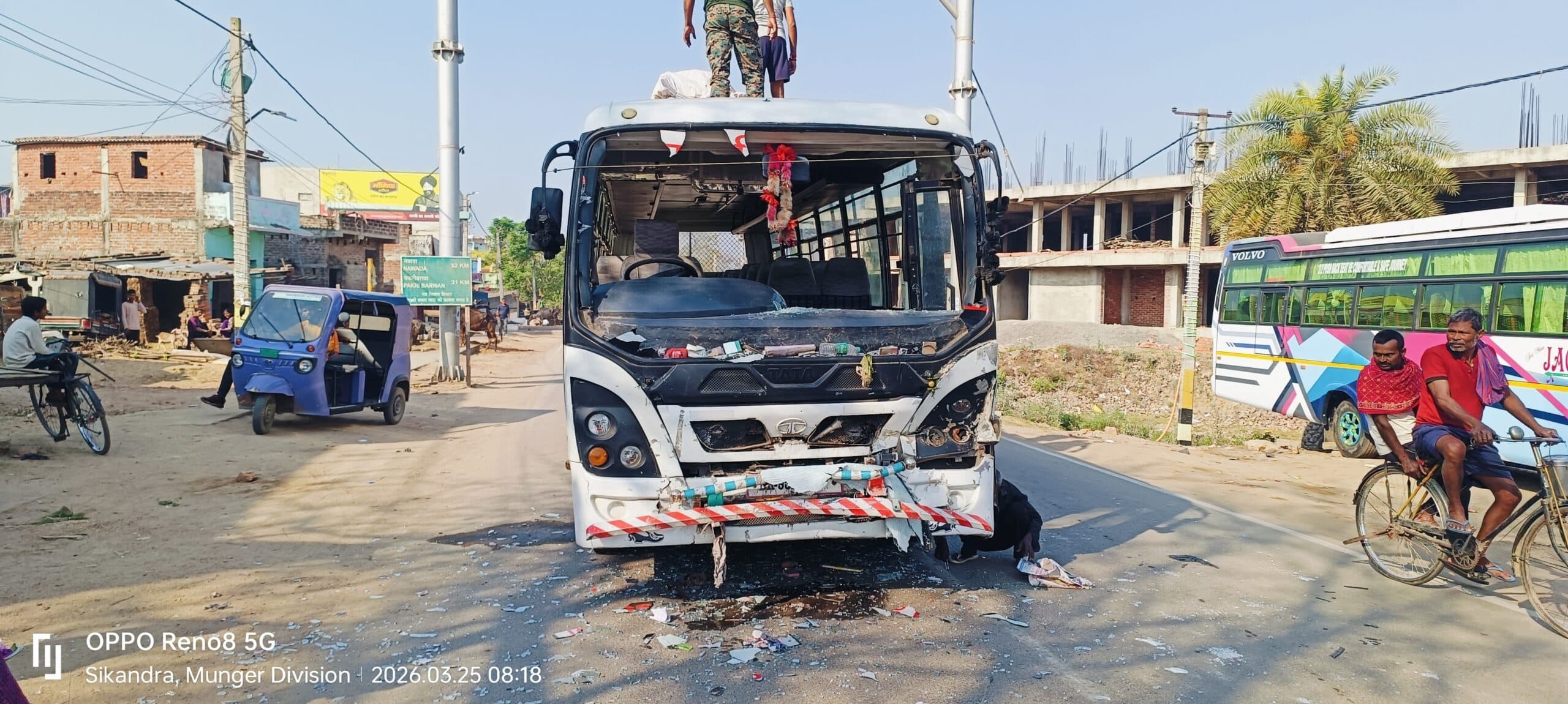 कौआकोल-मुंगेर यात्री बस ने स्कूल बस में मारी टक्कर, छात्र समेत आधा दर्जन लोग घायल