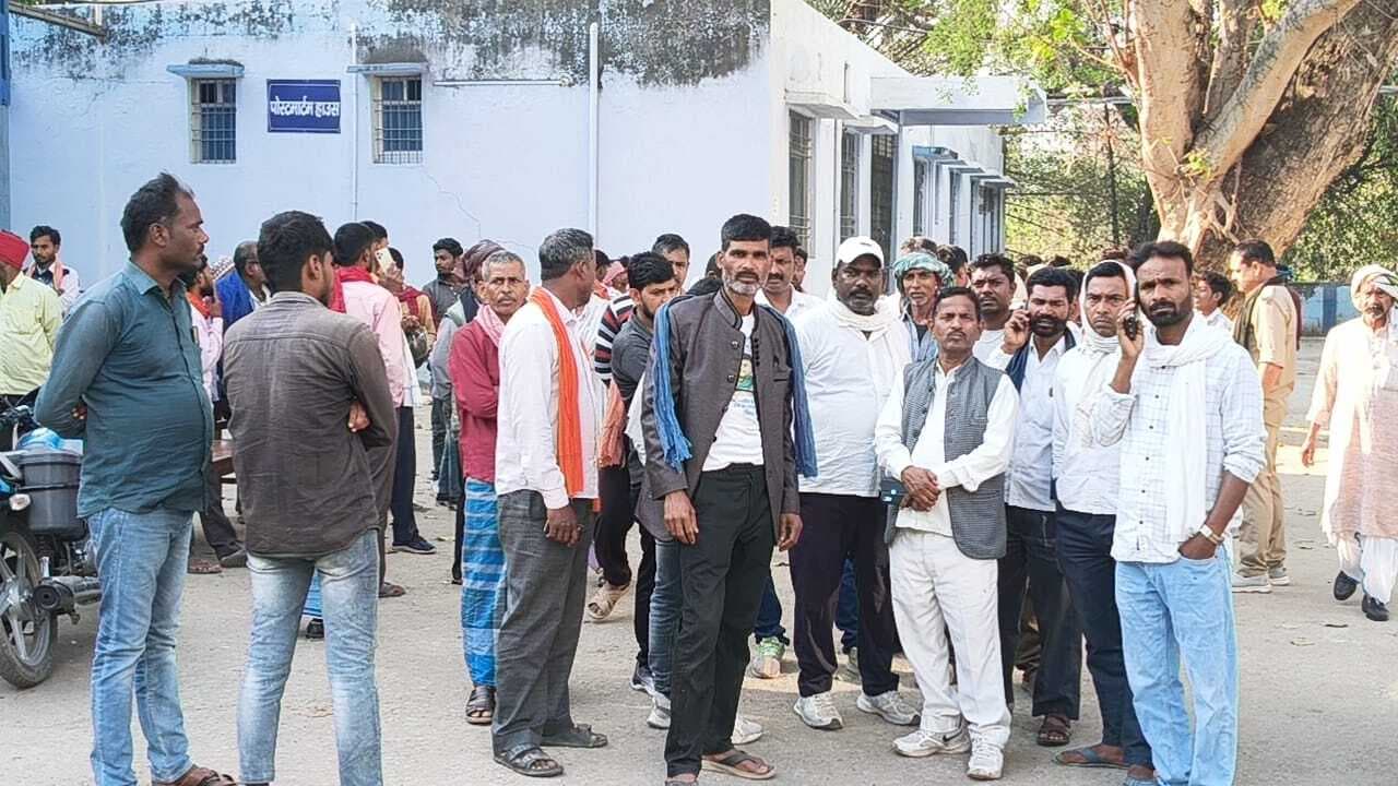 सीएनजी टेंपो पर कूदा निलगायों का झुंड, पिता-पुत्र की मौत, एक घायल