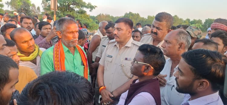 Giridh News :पिकअप वैन की टक्कर से बाइक सवार की मौत, विरोध में सड़क जाम