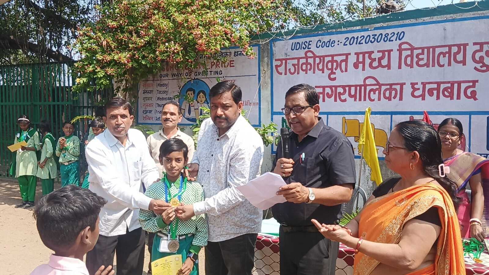 Dhanbad News: नियमित रूप से बच्चों को भेजें स्कूल, डिजिटल प्लेटफॉर्म से रखे दूर