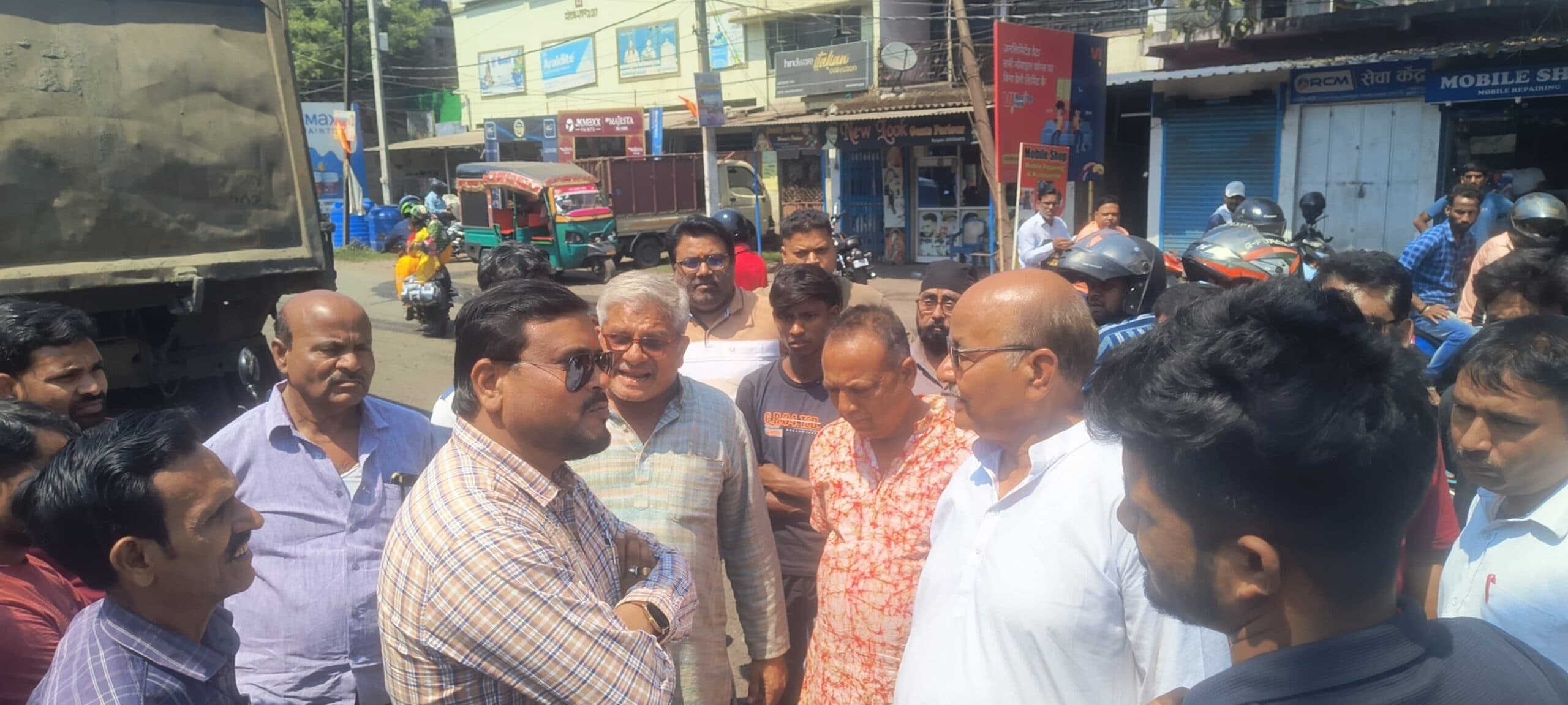 Dhanbad News: पाइप फटने से नुनूडीह में सड़क निर्माण बाधित, लोगों ने साइट इंचार्ज को बनाया बंधक