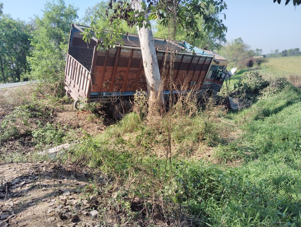 अनियंत्रित होकर पेड़ से टकराया ट्रक खाई में पलटा, चालक की मौत