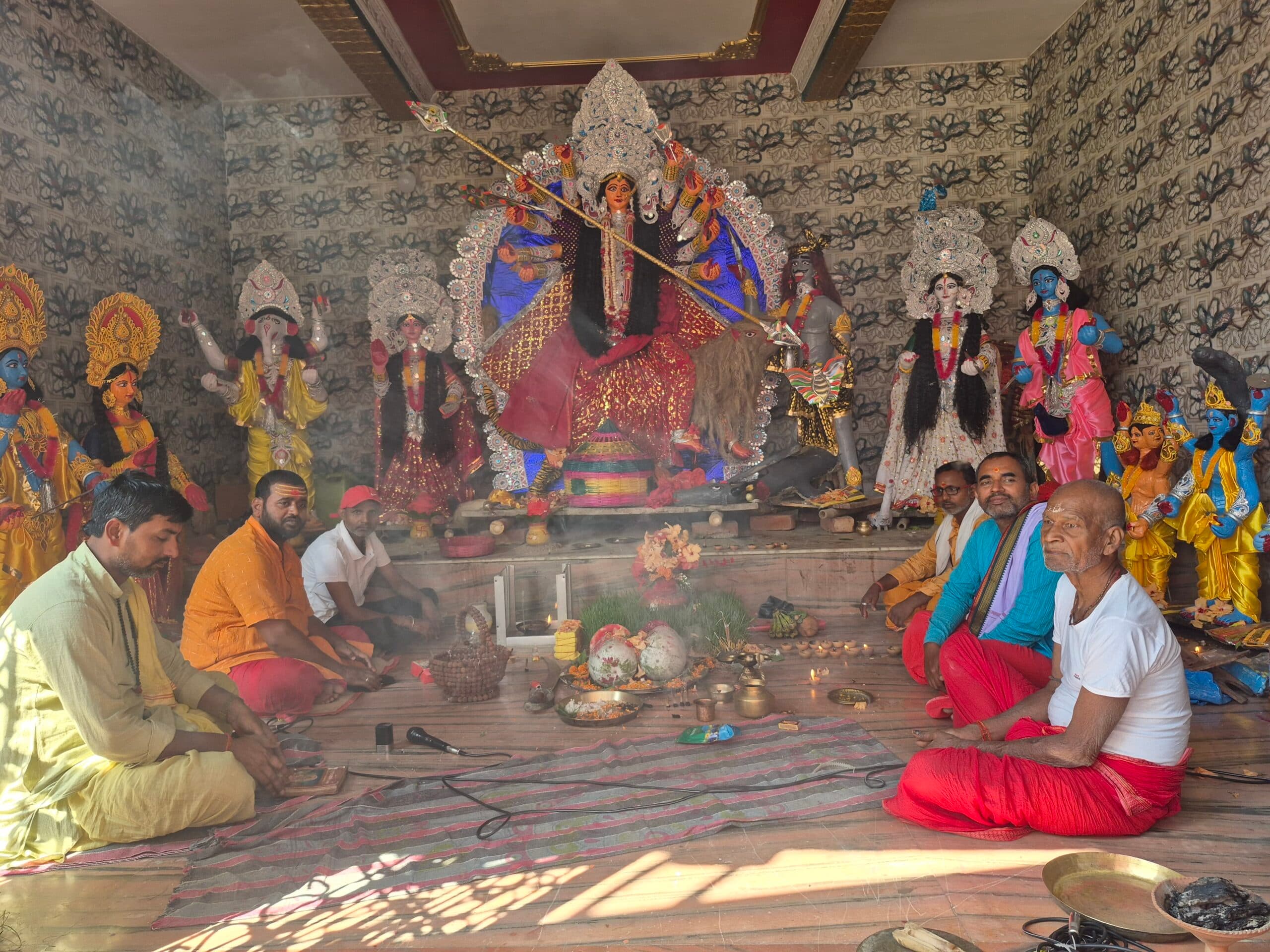 मां दुर्गा का पट खुलते ही उमड़ने लगी श्रद्धालुओं की भीड़