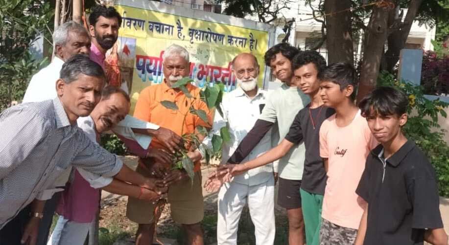 मर्यादा पुरुषोत्तम के जन्मोत्सव पर पर्यावरण प्रहरी ने रोपे पीपल, बरगद व गूलर के पौधे