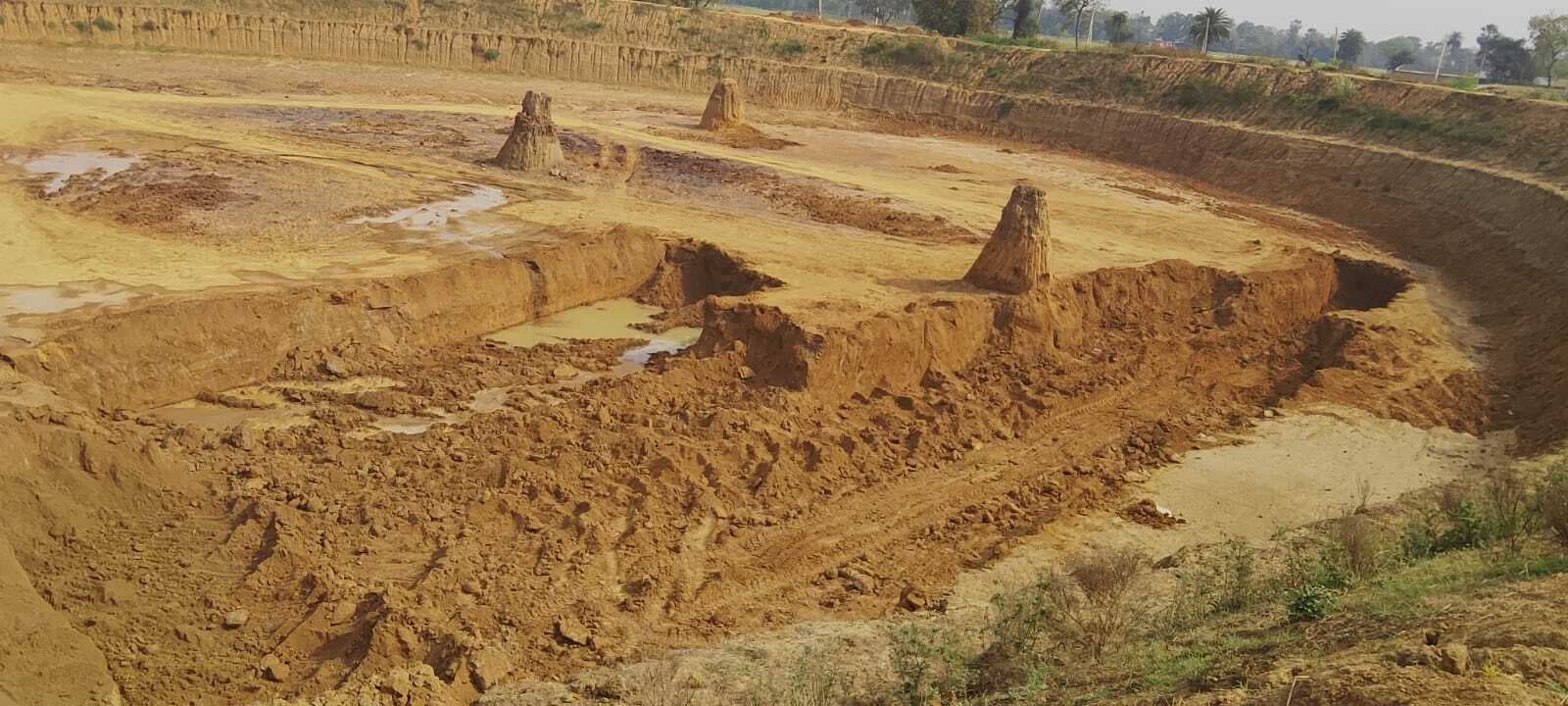 शिकायत के बाद भी रजौन के दुर्गापुर सरकारी पोखर से अवैध खनन पर रोक नहीं