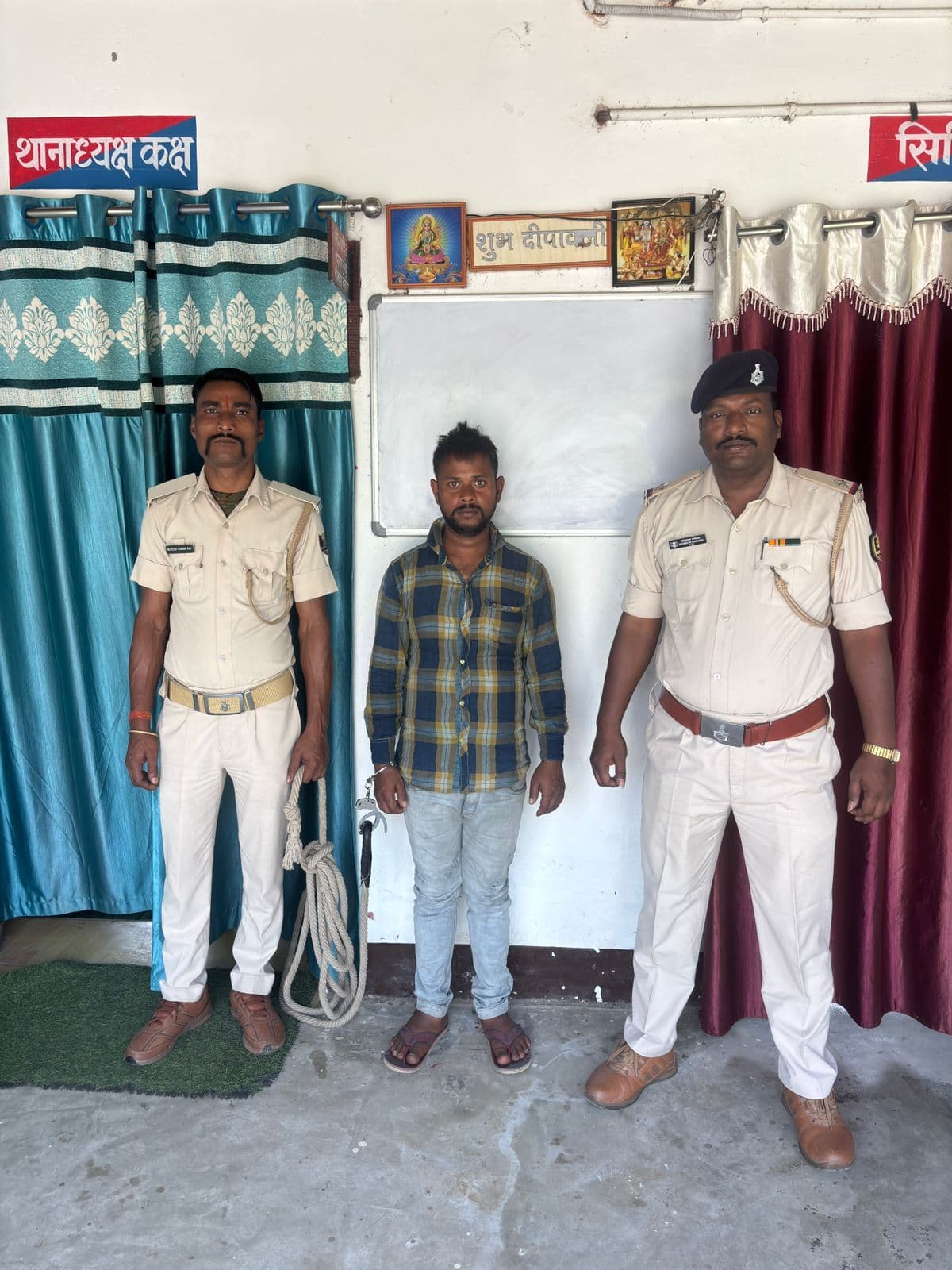 बाइक चुराते युवक को ग्रामीणों ने पकड़ा