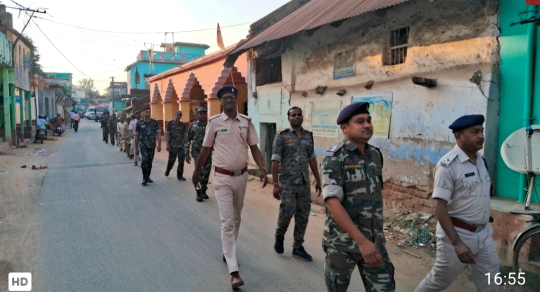 कुंडहित में फ्लैग मार्च निकाल, लोगों से की शांति बनाये रखने की अपील