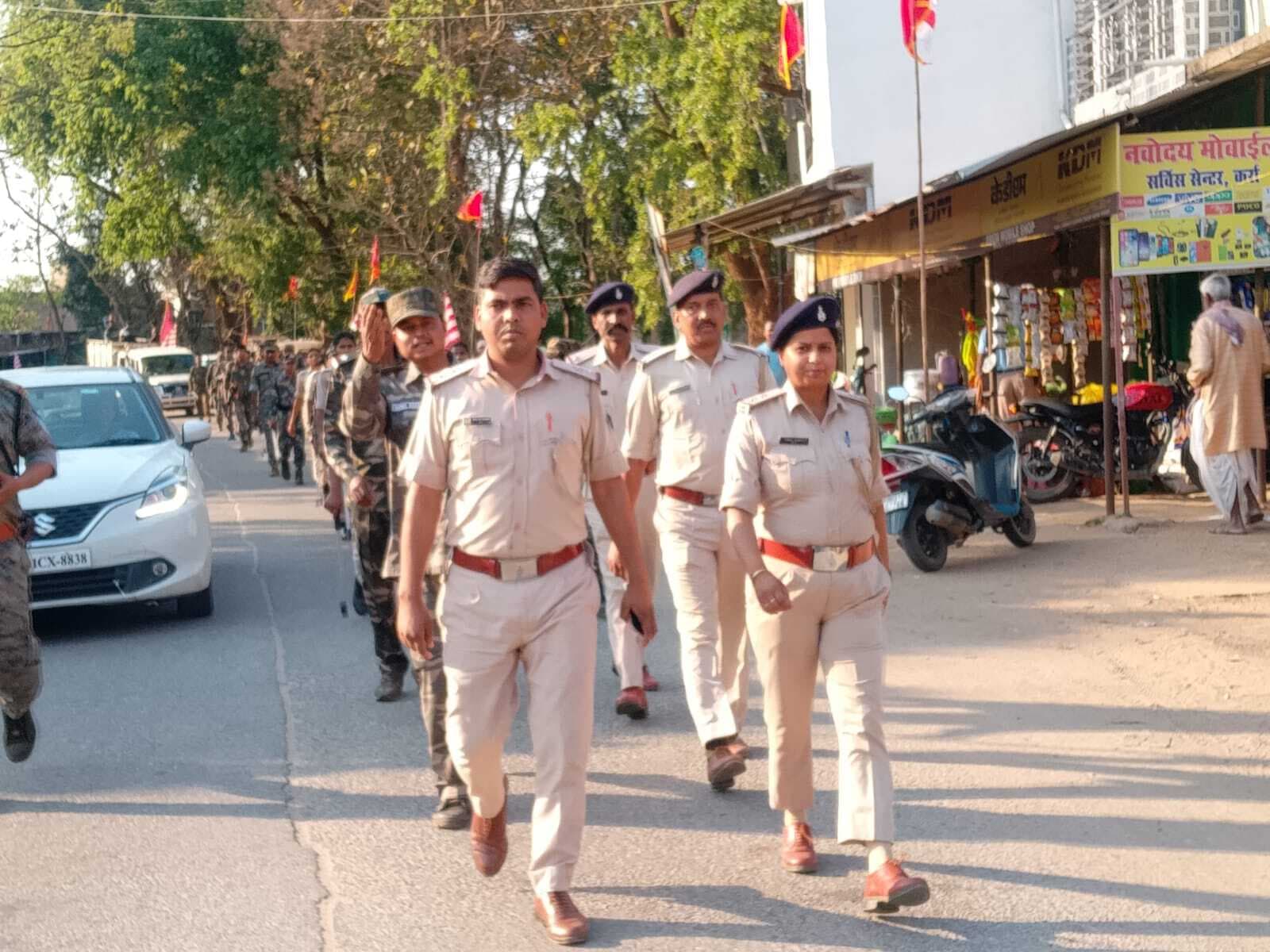 कर्रा और जरियागढ़ में फ्लैग मार्च