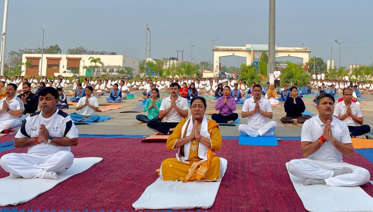 सामूहिक योग का किया पूर्वाभ्यास