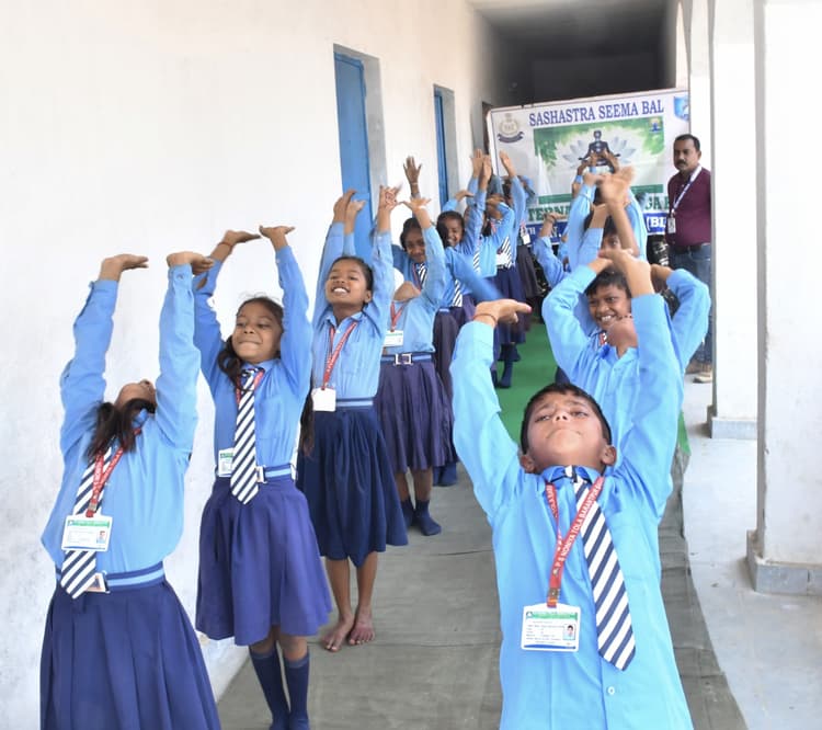 प्रावि बराटपुर में योगाभ्यास कार्यक्रम में शामिल हुए बच्चे व ग्रामीण