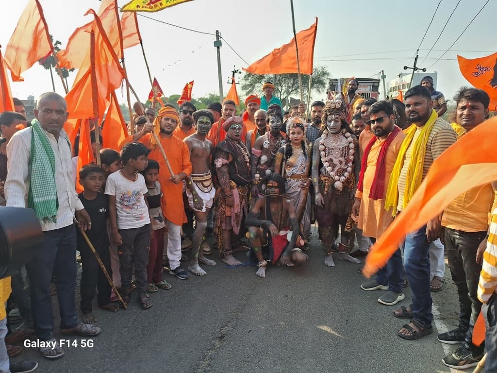 शोभायात्रा में जय श्रीराम के जयकारे से गूंजा बाजार