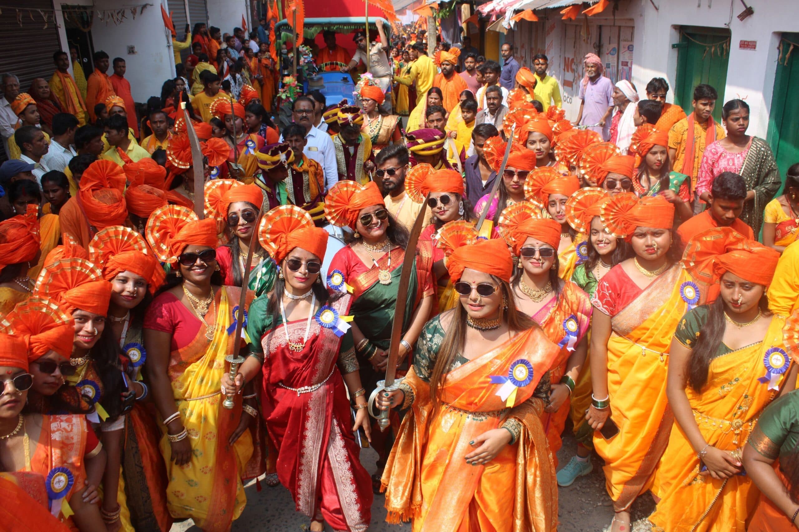 जिले के प्रखंड क्षेत्रों में निकाली गयी शोभा यात्रा, भगवा रंग से पट गयी सड़क