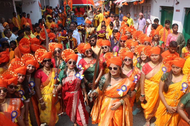 जिले के प्रखंड क्षेत्रों में निकाली गयी शोभा यात्रा, भगवा रंग से पट गयी सड़क