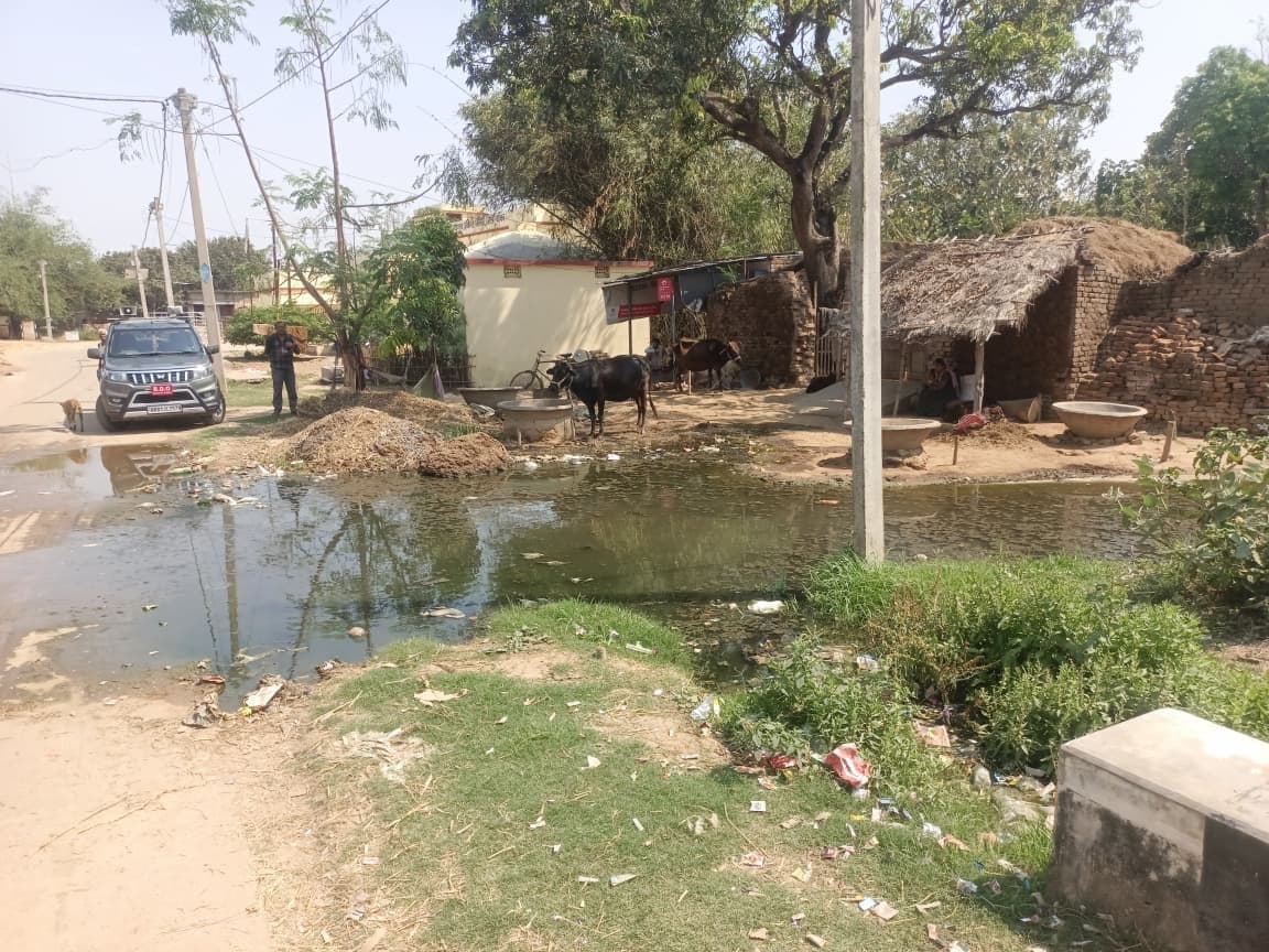 रणगांव में जलजमाव की सूचना पर पहुंचे बीडीओ, मिला आश्वासन