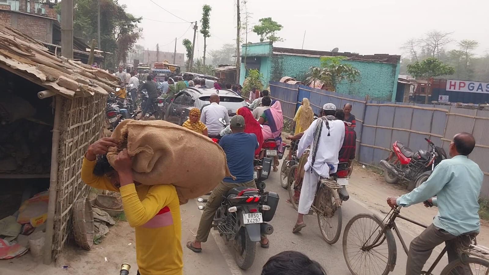 गैस एजेंसी पर लोगों की भीड़ लगी