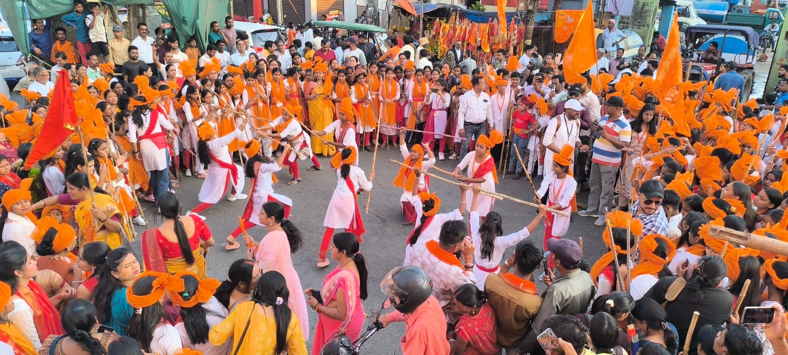 Giridih News :रामनवमी की पूर्व संध्या पर बच्चियों ने दिखाये करतब