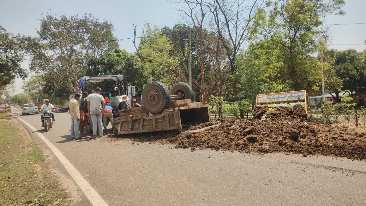 Giridih News :ट्रैक्टर का डाला पलटा, कोई हताहत नहीं