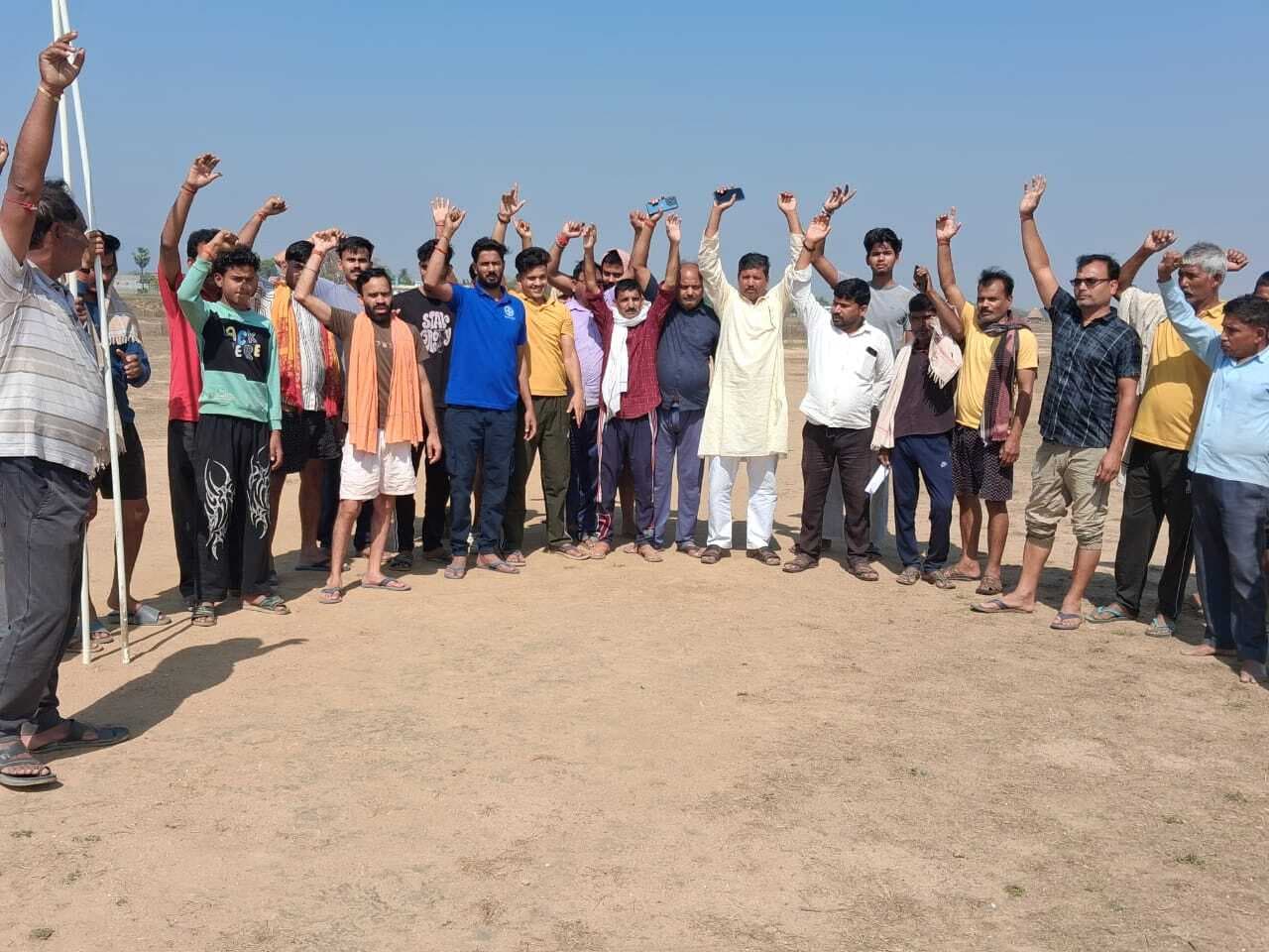 बरनार नदी में मानक के विरुद्ध बालू उठाव से बढ़ा खतरा, ग्रामीणों ने काम कराया बंद