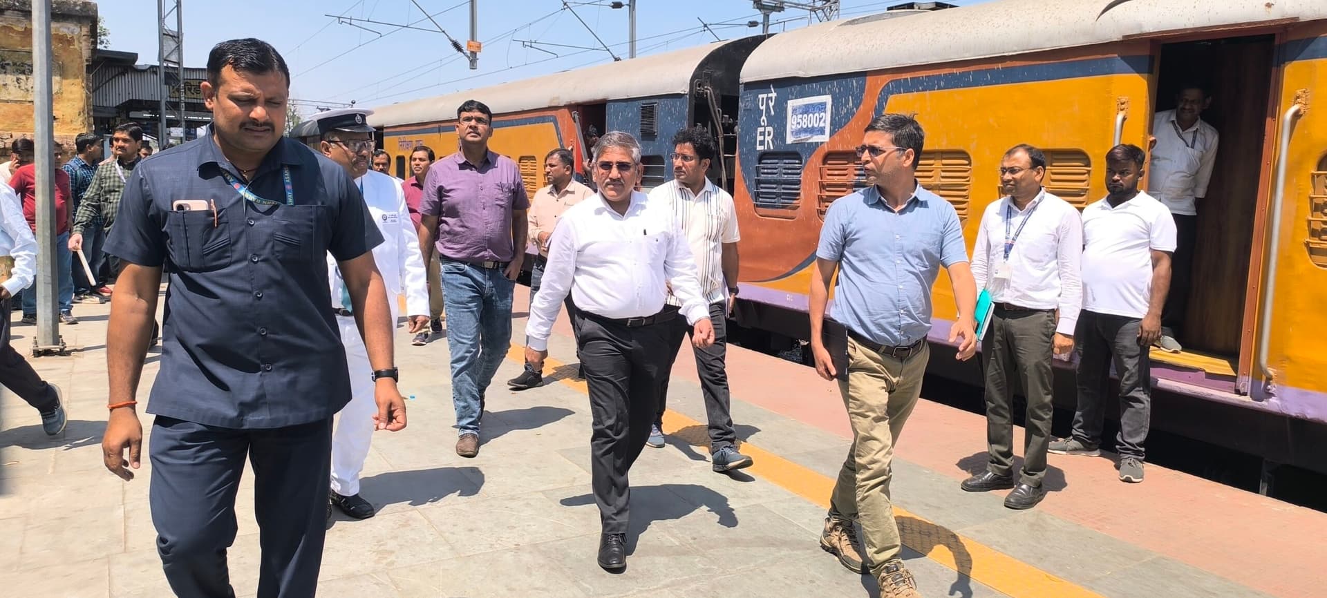 Giridih News :डीआरएम आसनसोल ने किया गिरिडीह रेलवे स्टेशन का निरीक्षण