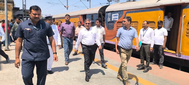 Giridih News :डीआरएम आसनसोल ने किया गिरिडीह रेलवे स्टेशन का निरीक्षण