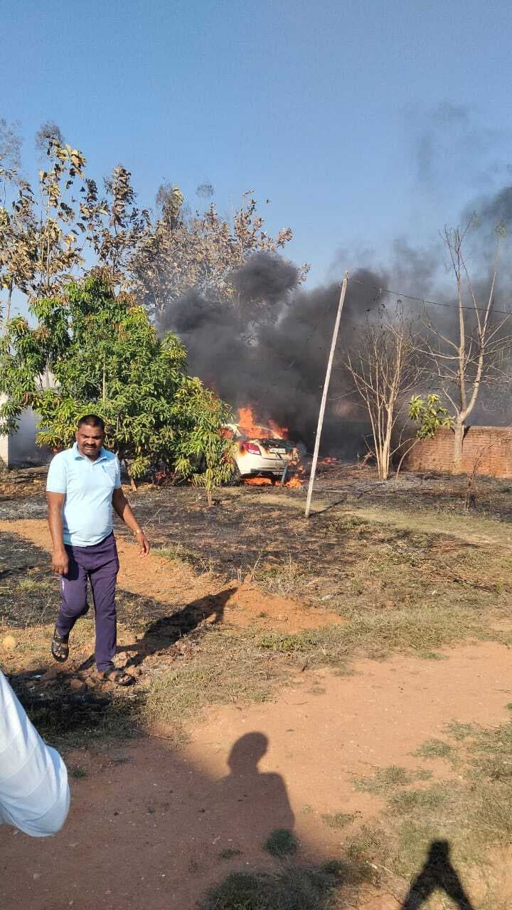Giridih News :शॉर्ट सर्किट से लगी आग, धू-धू कर जली कार