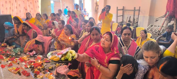 Giridih News :मां दुर्गा के आठवें स्वरूप महागौरी की हुई पूजा, मंडपों-मंदिरों में उमड़े श्रद्धालु