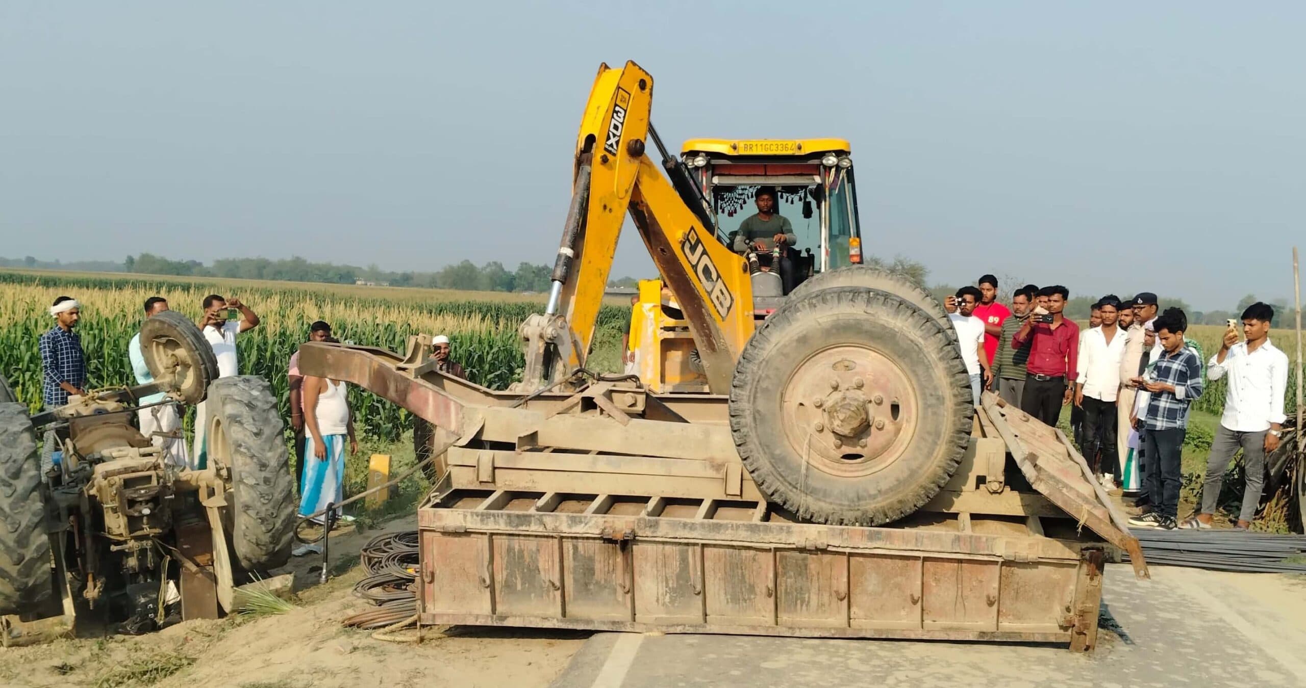 अनियंत्रित होकर बुलेट पर पलटा ट्रैक्टर, युवक घायल