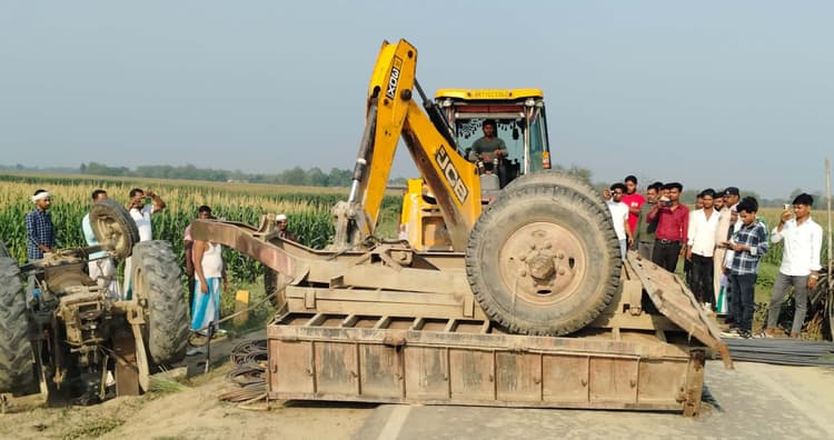 अनियंत्रित होकर बुलेट पर पलटा ट्रैक्टर, युवक घायल