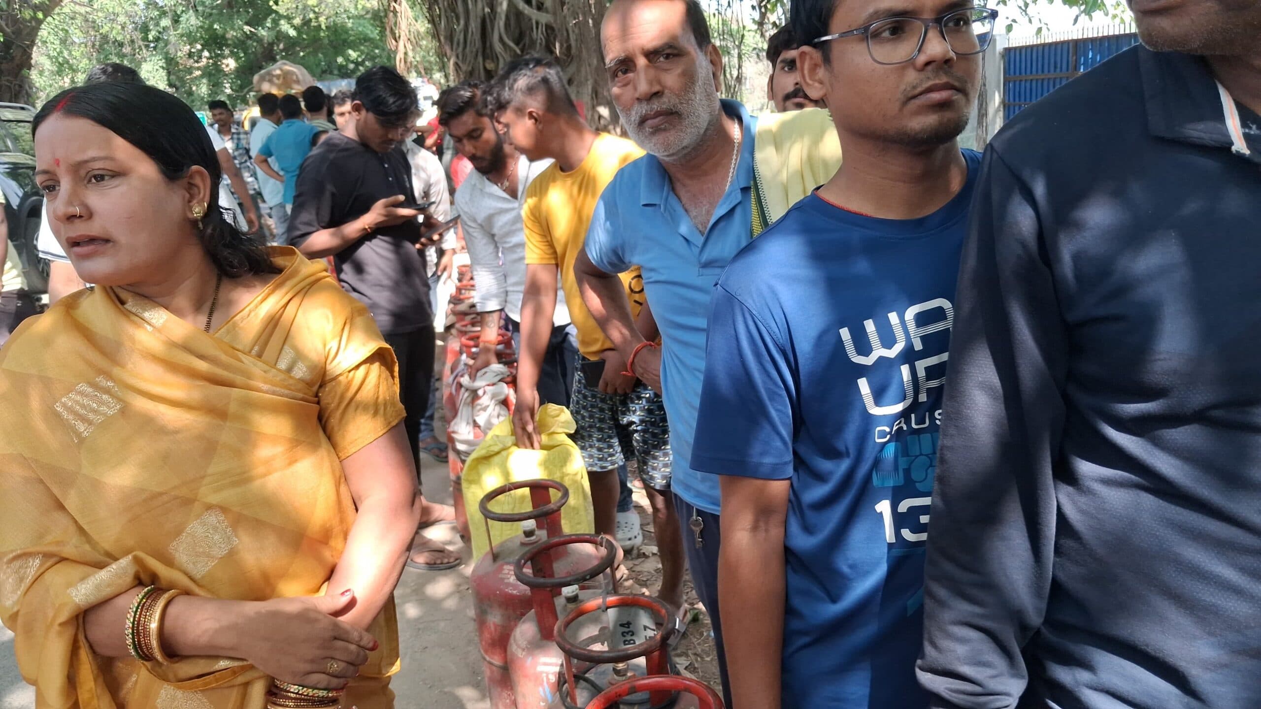 रामनवमी पर गैस लेने के लिए गोदाम पर लगी कतार, उपभोक्ता परेशान