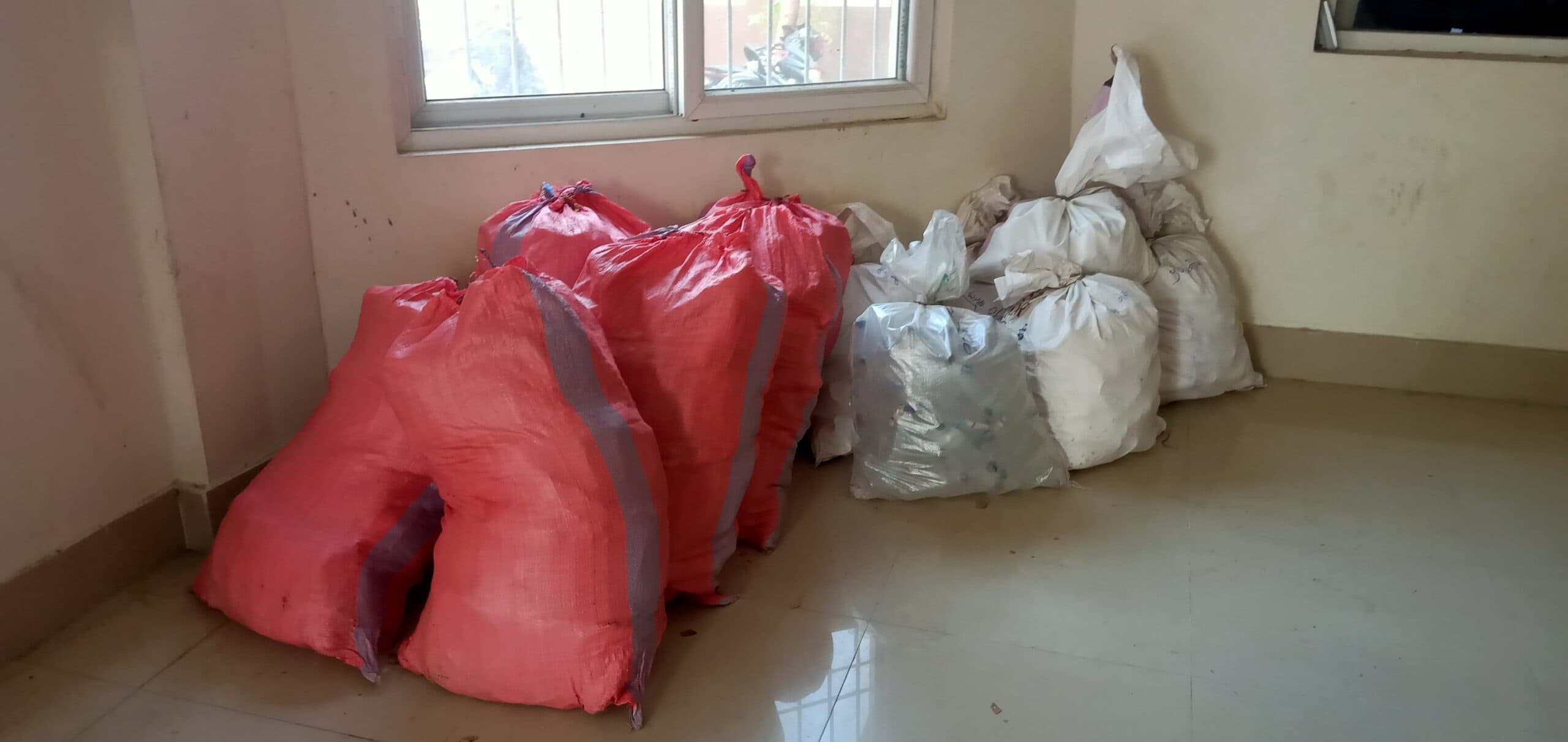 बोलेरो से 1210 बोतल नेपाली शराब बरामद, चालक फरार