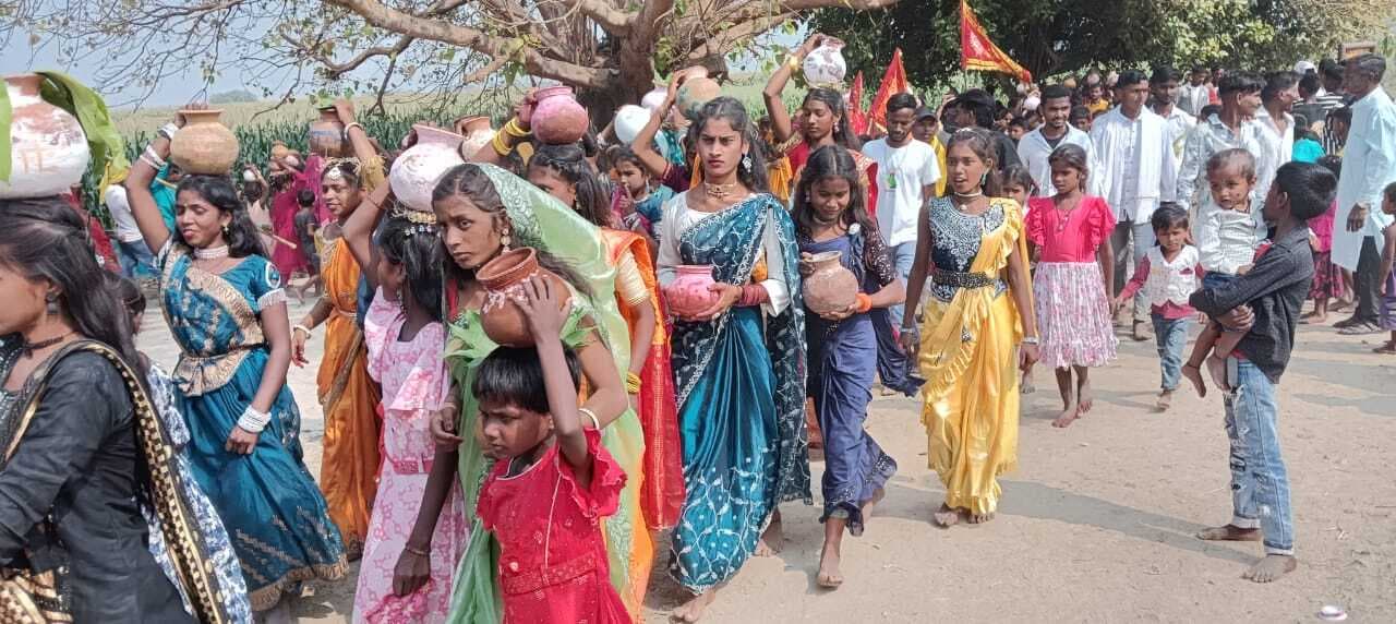 विष्णु महायज्ञ को लेकर निकाली कलश शोभायात्रा, श्रद्धालुओं की उमड़ी भीड़