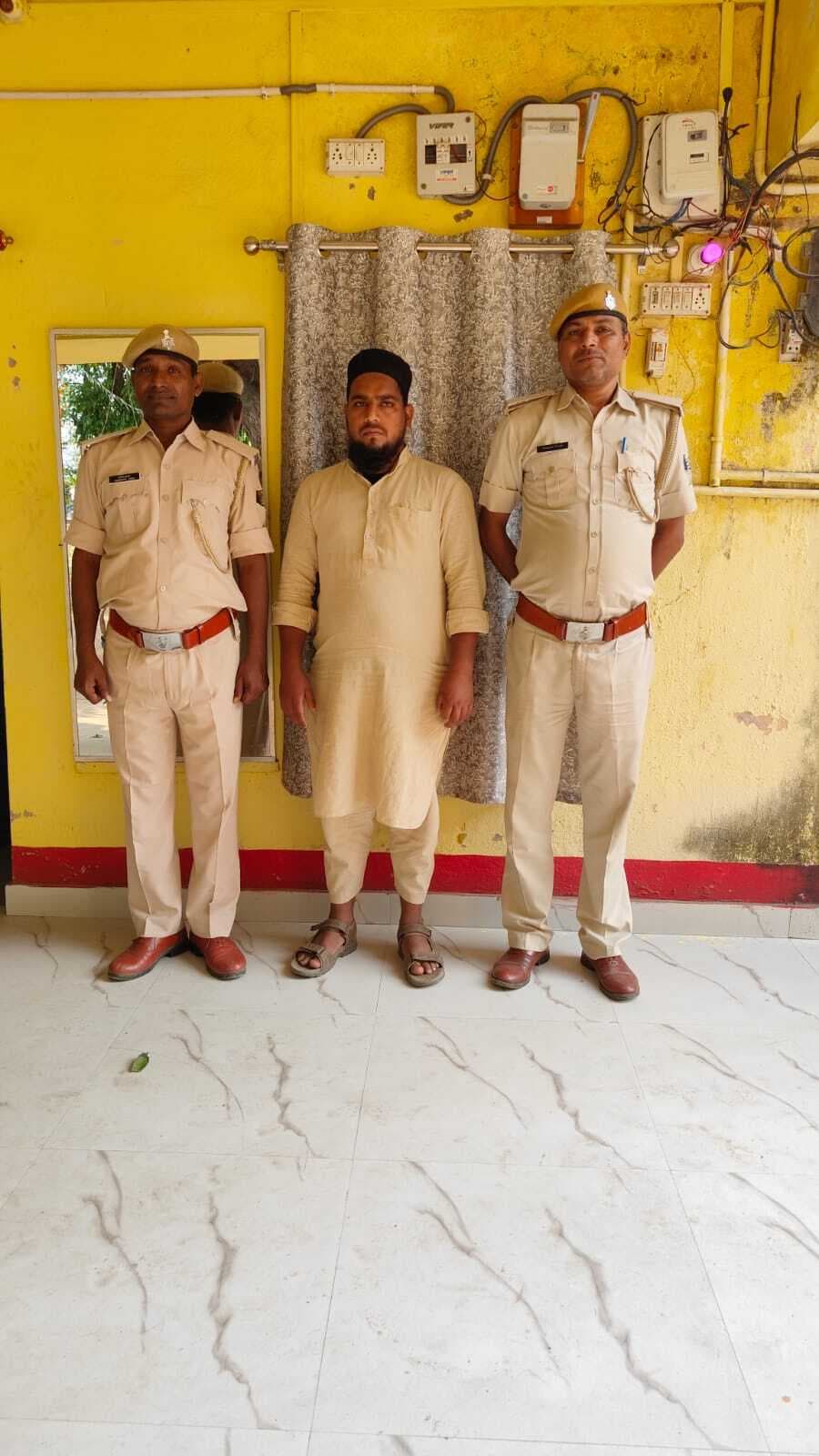 एक फरार आरोपित चढ़ा पुलिस के हत्थे