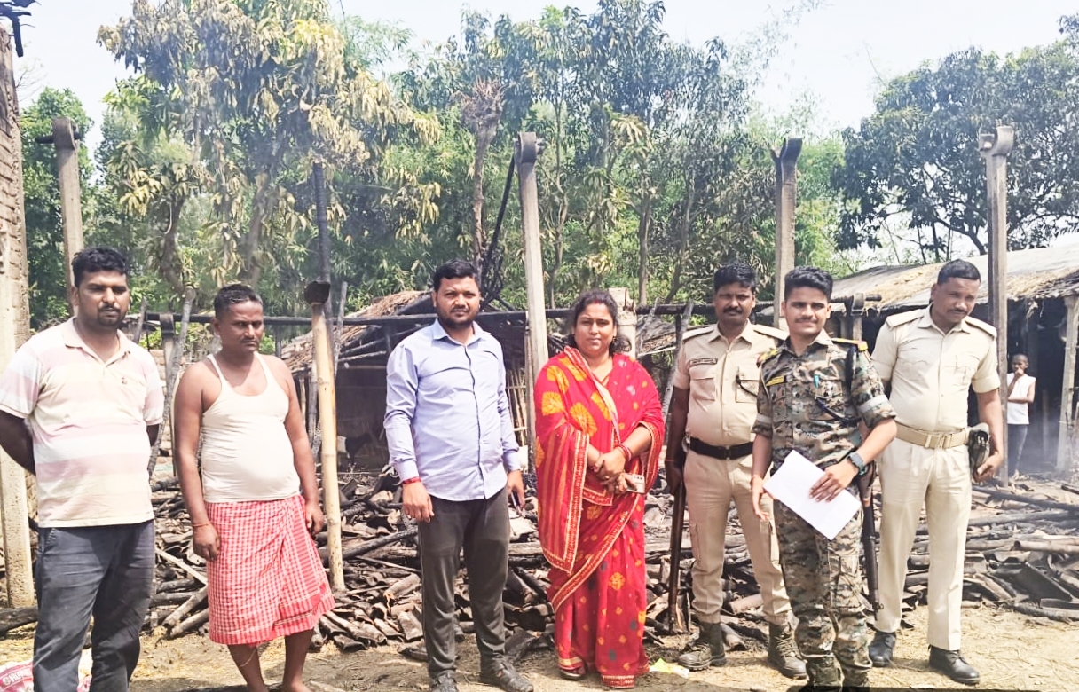 आग से पांच परिवारों का घर जलकर राख, लाखों की संपत्ति का नुकसान