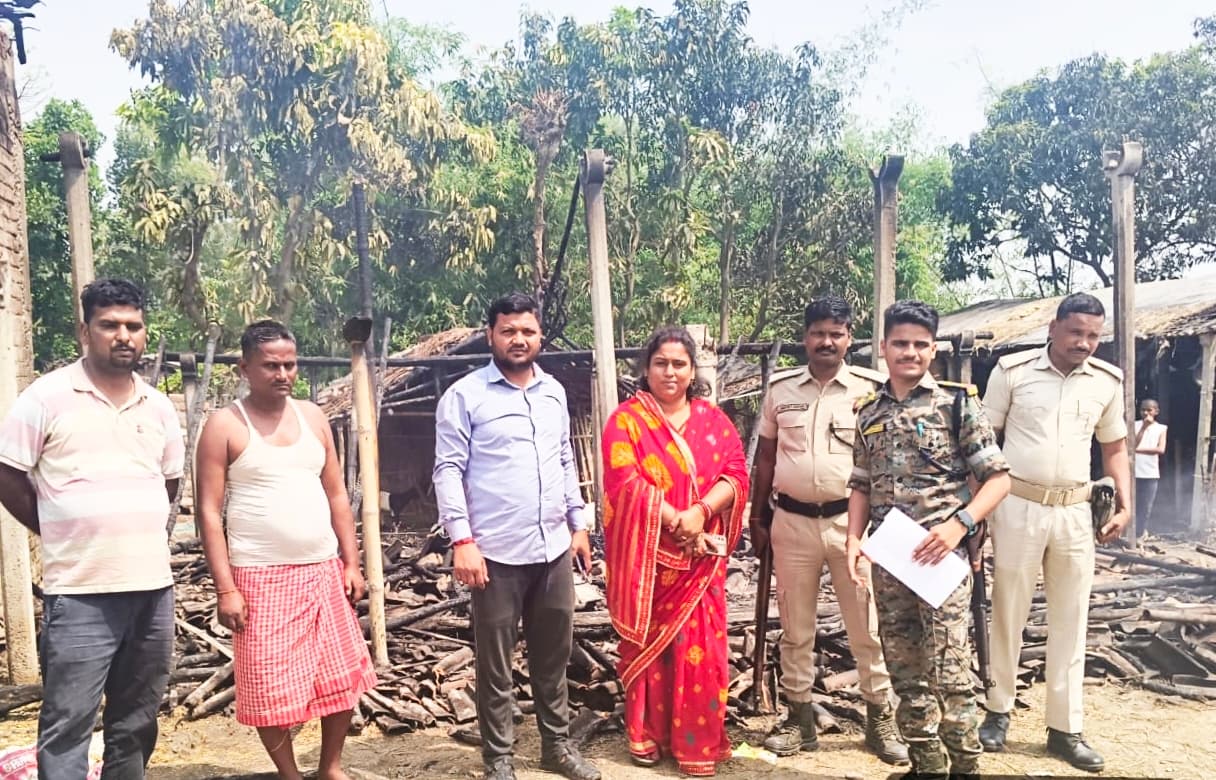 आग से पांच परिवारों का घर जलकर राख, लाखों की संपत्ति का नुकसान