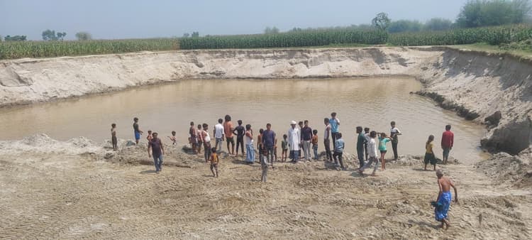 सिमरिया कर्मू टोला में अवैध रूप से धड़ल्ले से हो रही मिट्टी कटाई