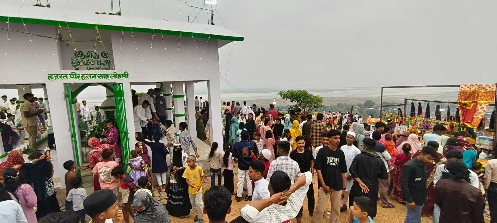 सालान उर्स मेला : पीर हसन शाह लोहानी के मजार पर अकीदतमंदों ने की चादरपोशी