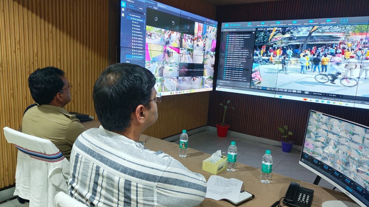 डीएम व एसपी ने की शोभायात्रा की निगरानी