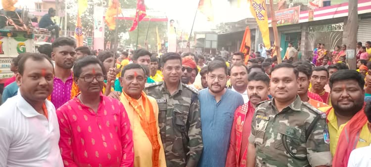 रामनवमी पर निकला आखाड़ा जुलूस, युवाओं ने दिखाये करतब