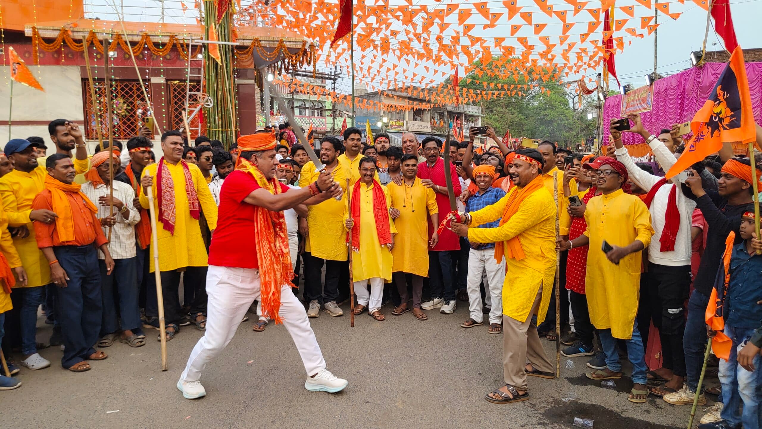 रामनवमी पर अखाड़ों में युवाओं ने दिखाये हैरतअंगेज करतब