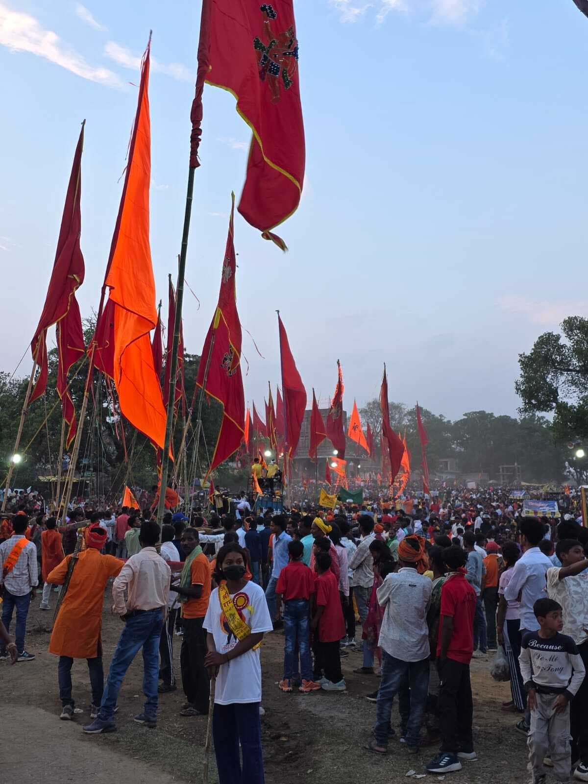 गाजे-बाजे व महावीरी झंडे लेकर जुलूस निकाले रामभक्त
