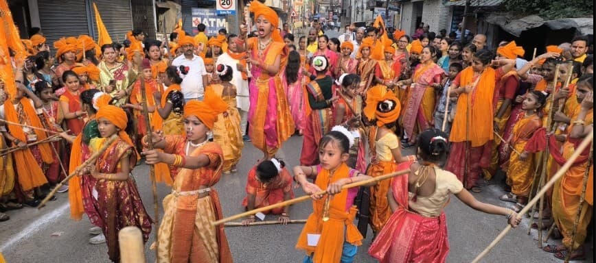 Giridih News :अखाड़ा में दिखा भक्ति और शौर्य का संगम, नारी शक्ति का हैरतअंगेज प्रदर्शन